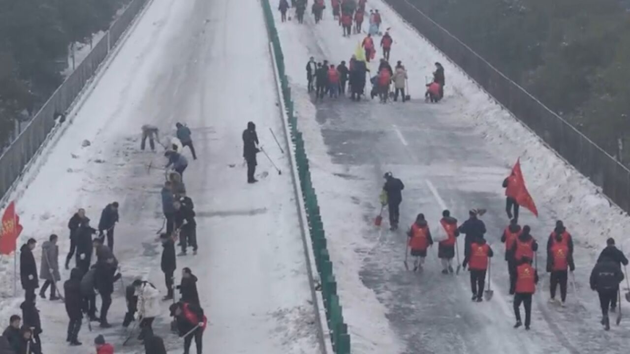 直击高速公路湖北荆州段除雪破冰现场