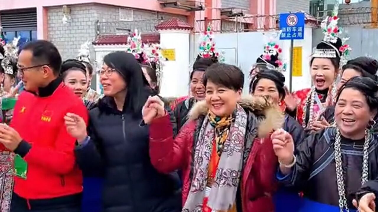 澳门足球队抵达贵州村超!赌王四太穿苗服跳民族舞,和村民过小年