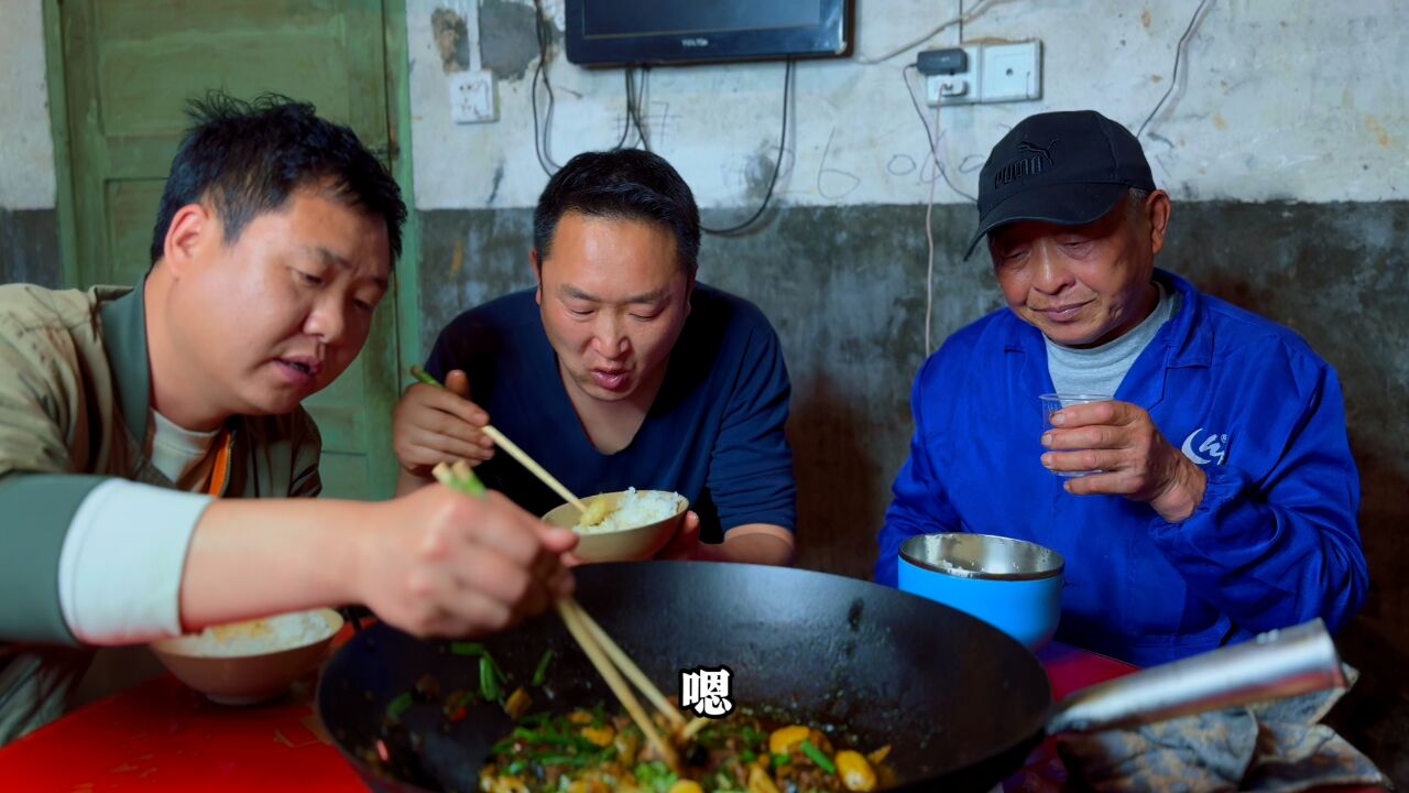 抓只鸭子做“香辣鸭”,吃顿好的了再出去打工