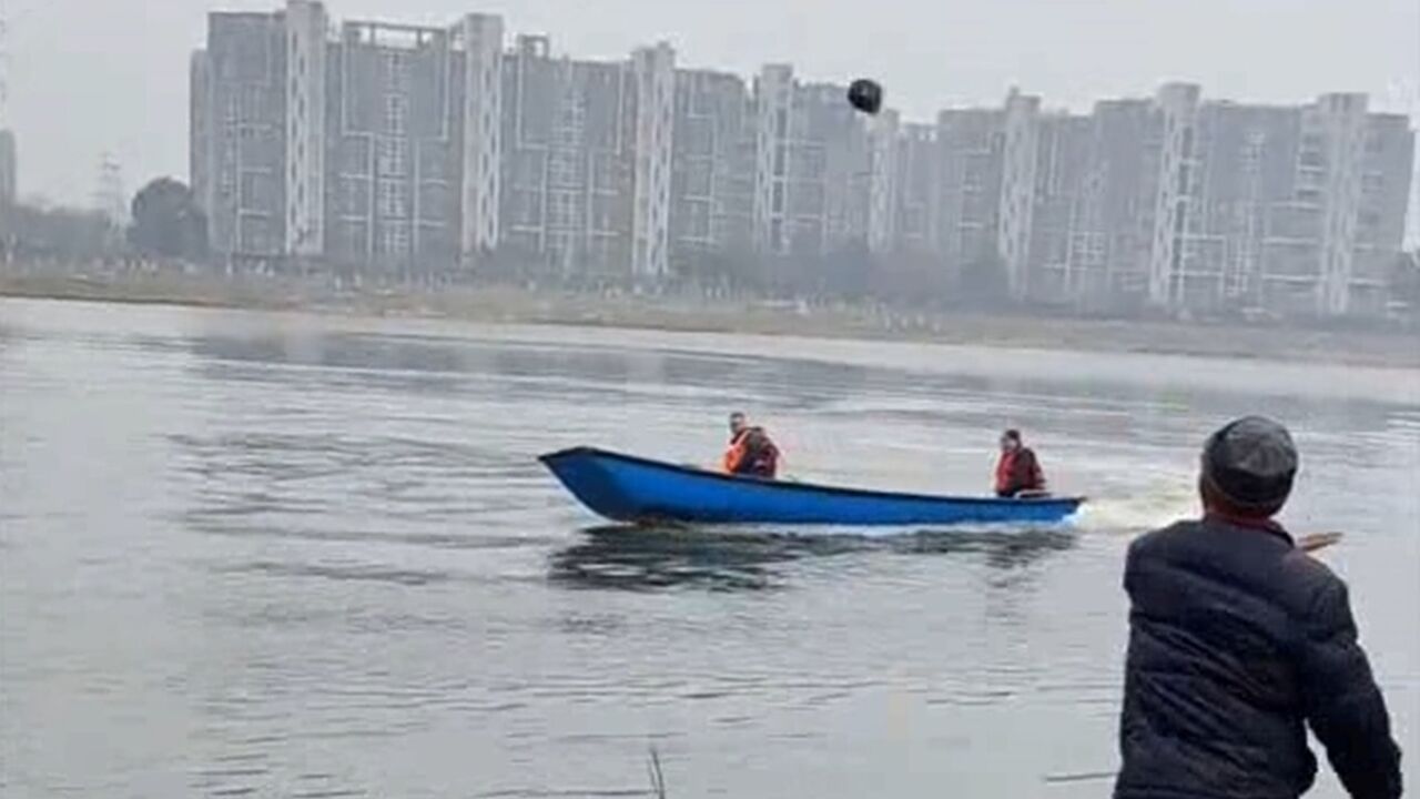 因水质治理禁止垂钓,工作人员驱赶垂钓者,遭男子拿石头砸