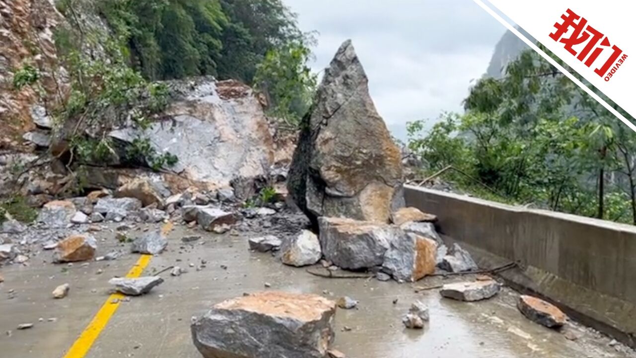 广西天峨县一公路因强降雨发生上边坡塌方致交通中断 官方:无伤亡 在抢修