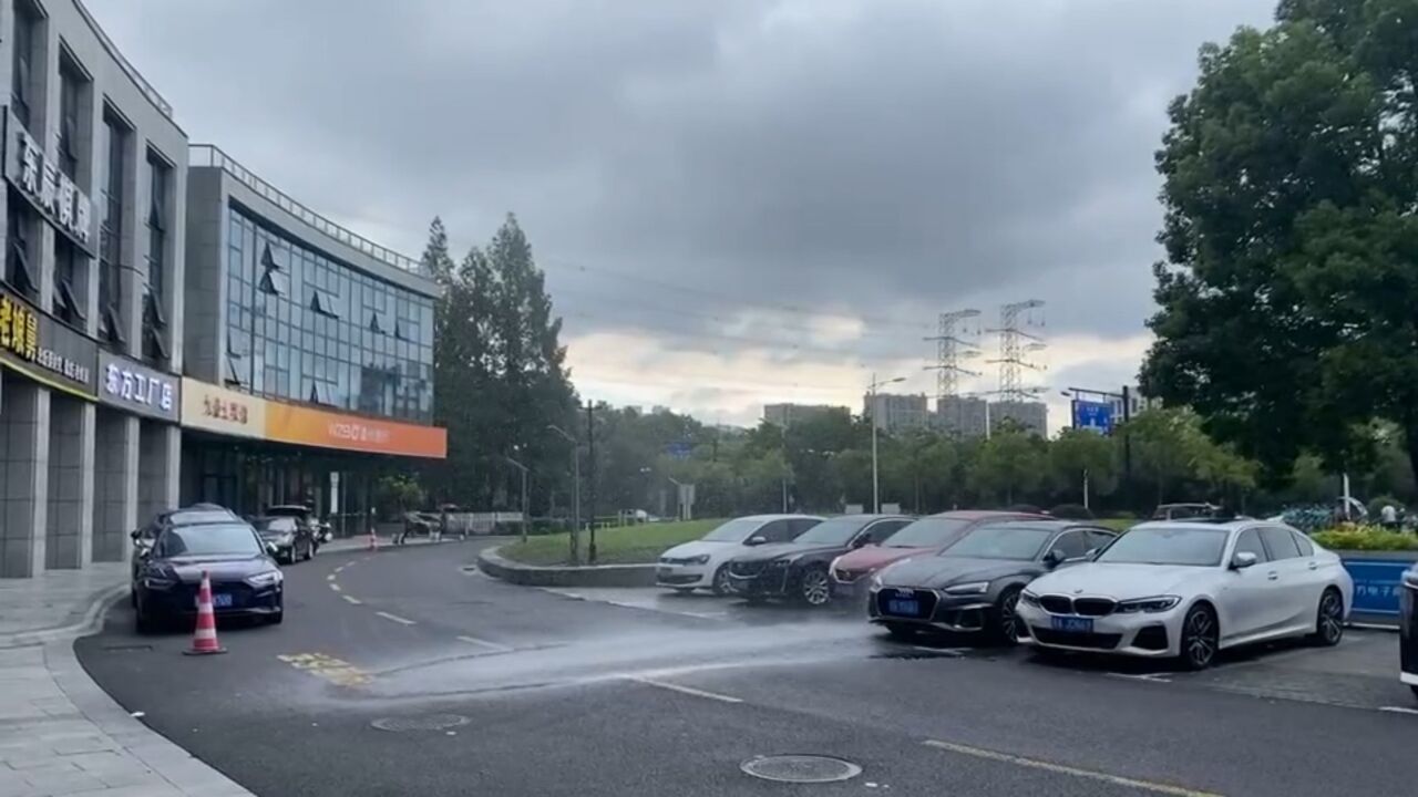 雨神的独宠!男子拍下罕见“局部暴雨”,一场雨仅淋湿了一辆车