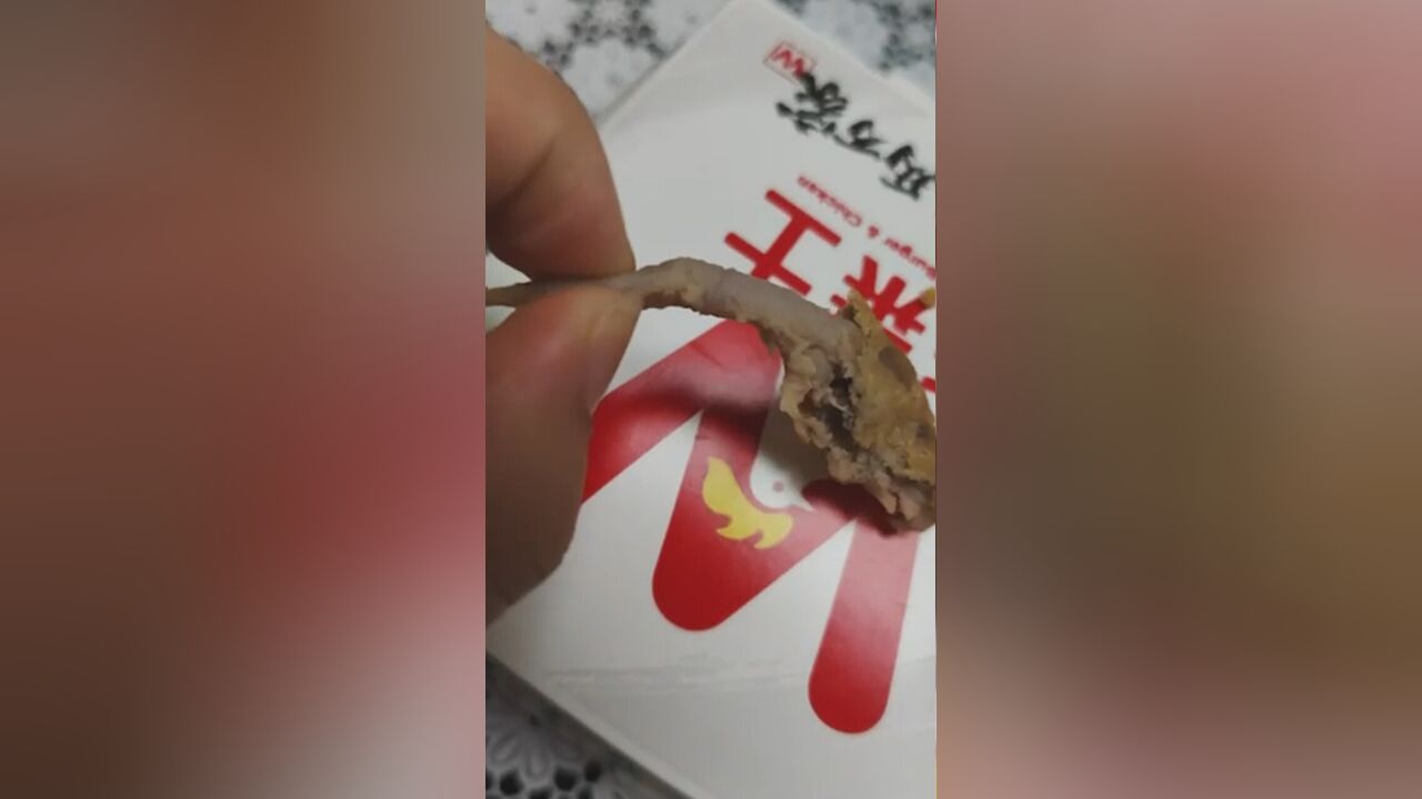 华莱士汉堡疑吃出“尾巴”异物还有毛孔?店家:已送化验,进行10倍赔偿