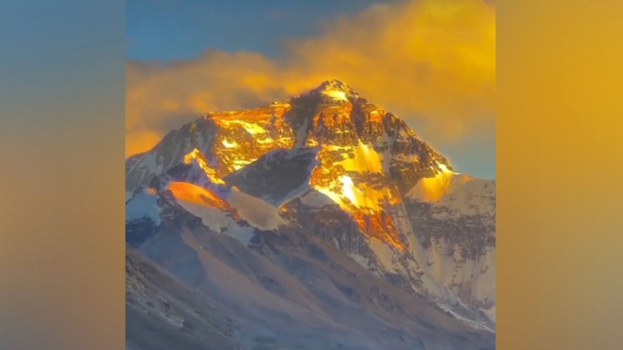 实拍!珠穆朗玛峰现“日照金山” :万丈金光从天而降 照射雪山之巅