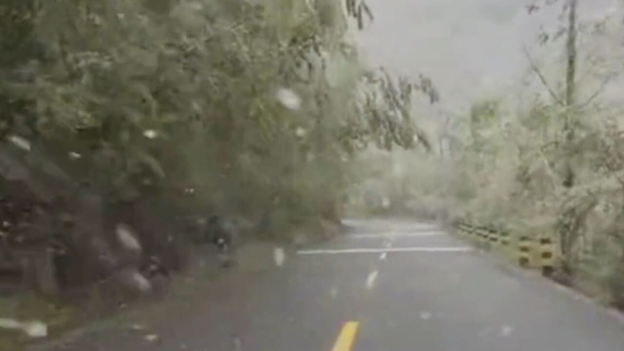 重庆城口断崖式降温!高海拔地区出现降雪,白茫茫一片