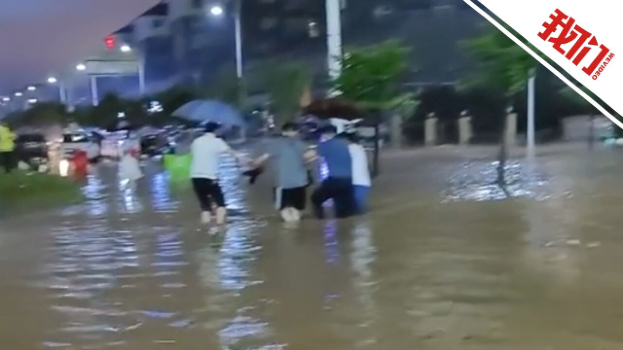 湖北咸宁遭遇暴雨当地正抢险排涝 商户:积水最深到大腿 车辆无法通行