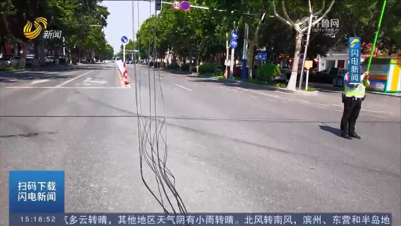 暖心!线缆垂落路中央变“拦路虎”,交警40℃高温下托举近两小时