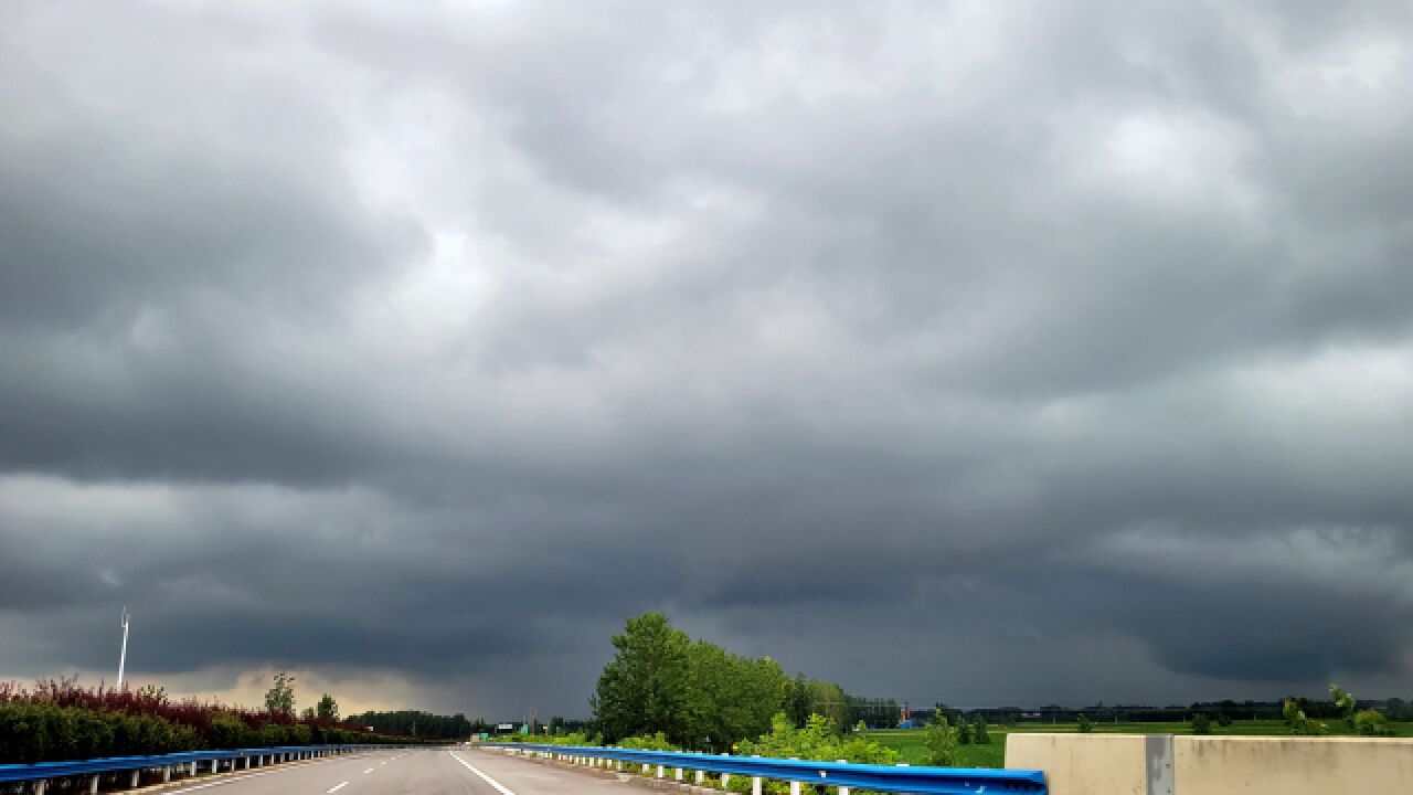 受台风影响,河南天气很“任性”:一会大雨一会晴天,天空风起云涌如水墨画