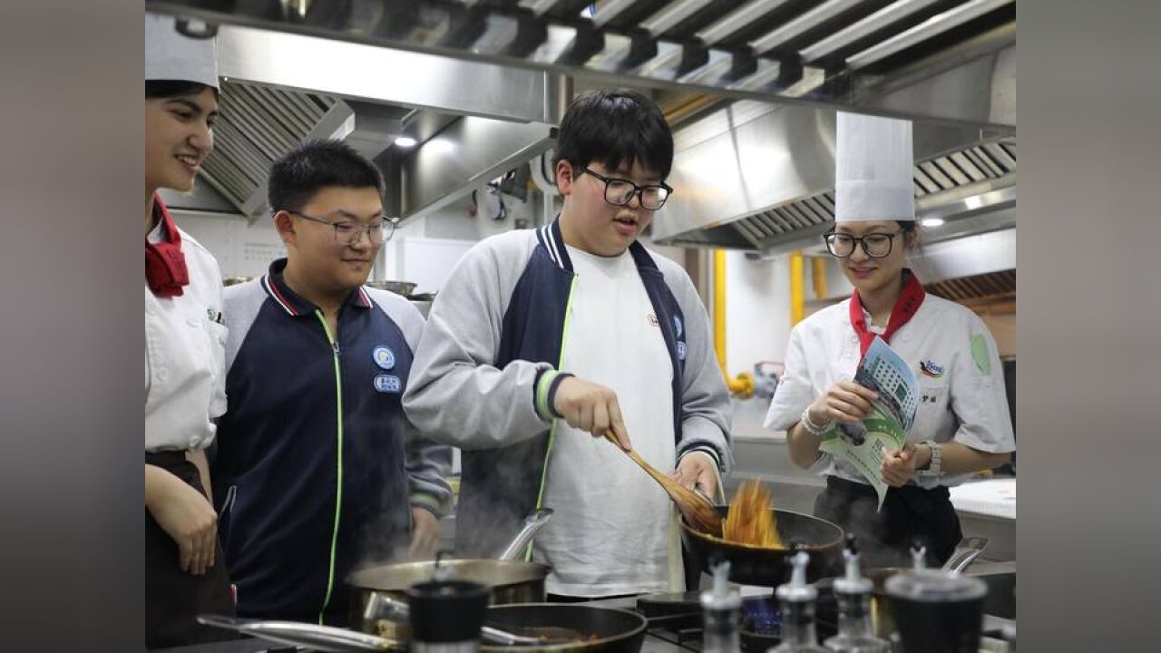 烹饪、插花、室内设计、咖啡冲调……初中生体验一日职高课程有哪些收获?