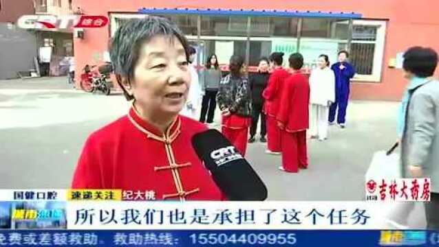 老年大学进社区,向居民们传授太极拳,让更多人身心受益