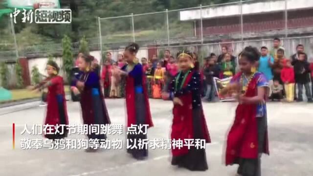 尼泊尔卡斯基地区民众载歌载舞庆祝灯节