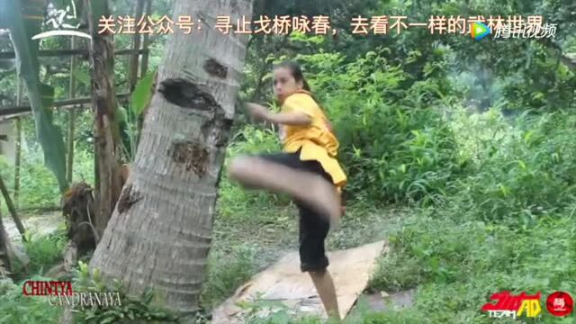 泰拳到底有多强?漂亮美女一圈干弯铁棍!毫不费力!