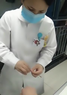 护士小姐姐给病人扎针，第一次太紧张，接下来真是太逗了！ - 腾讯视频