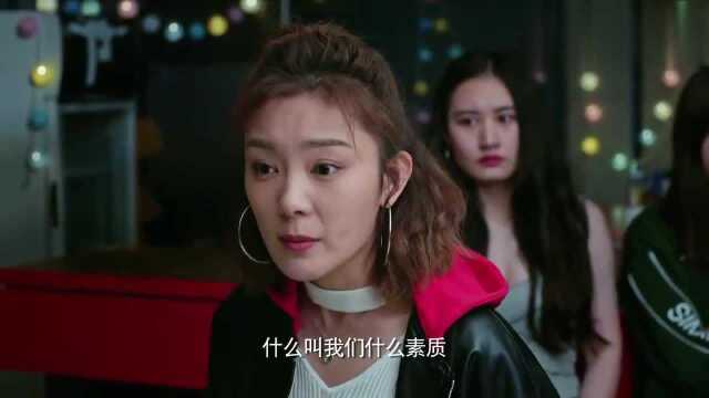 崩腾岁月:美女在酒吧搭讪肖雄,肖雄不为所动,竟遭到美女泼酒