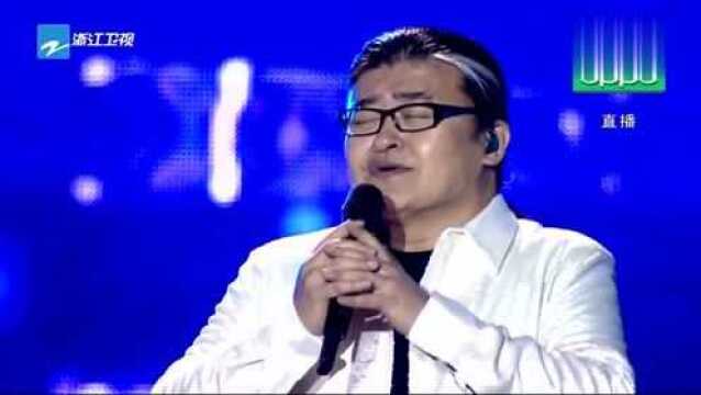 跨年演唱会:刘欢演唱《弯弯的月亮》,歌声感情充沛,让人沉醉