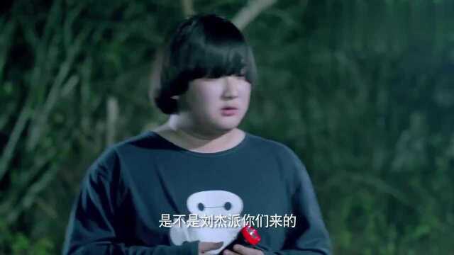 杨果独自一人找到了女鬼的腿,正高兴时,竟看到了两位鬼差!