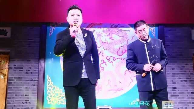 他俩唱的歌曲《握紧我的手》真情感人,总会有一首歌,是为我唱