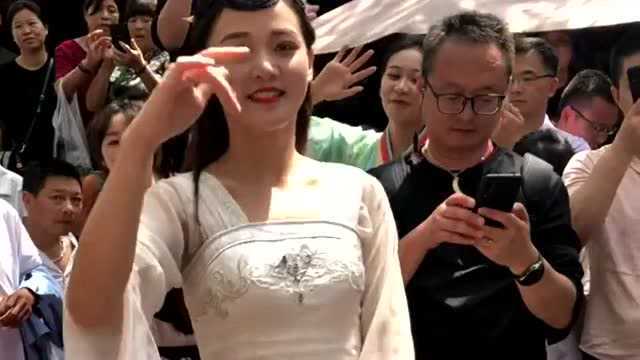 杭州小白长得真是很漂亮,难怪那么招人喜欢吗,毕竟美女谁不喜欢啊!