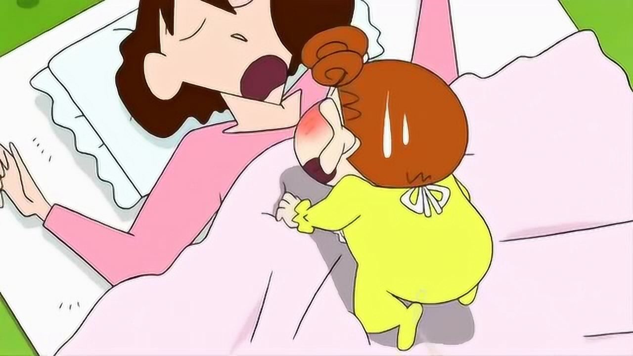 蜡笔小新小葵用胶带把午睡的妈妈粘在床上