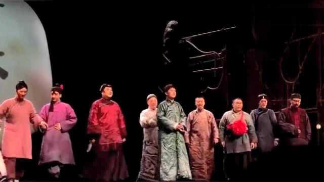 话剧牛天赐,郭麒麟演出话剧《牛天赐》,演出结束谢幕