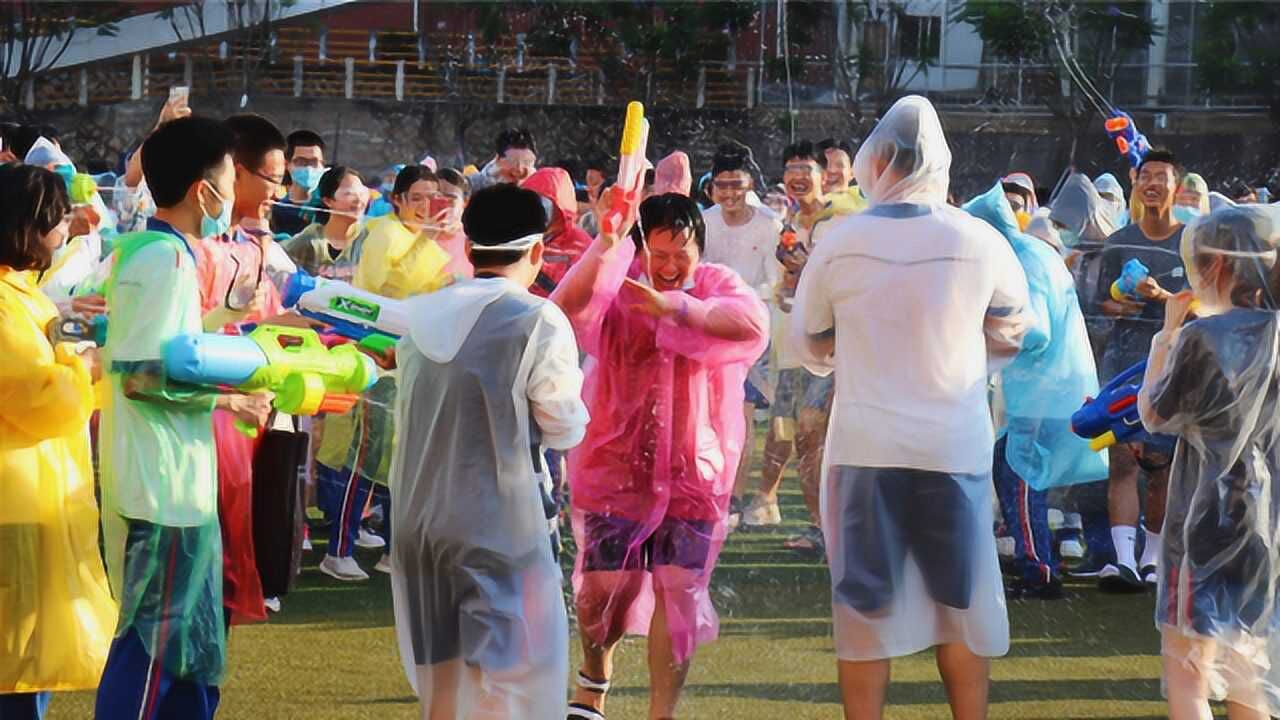 厦门一中为高三学生减压上演“水枪大战” 学生们抱团“围攻”各个老师