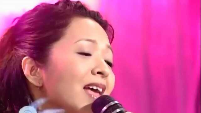 许景淳献唱成名曲《玫瑰人生》,嗓音柔美纯净,细细听别有韵味