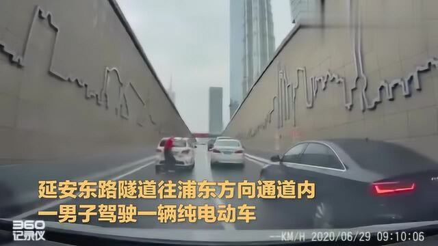 上海一电动汽车电量耗尽溜坡,车主无奈以身挡车.