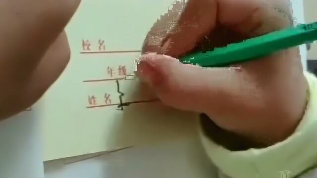 看这熊孩子写自己的名字,真是长见识了,每一笔都在我的意料之外!