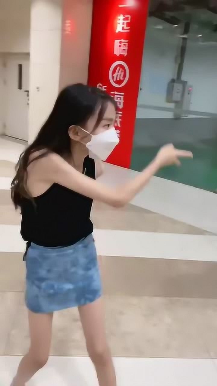 童模宋小睿很自律出门必须要戴口罩这有点太过小心了吧