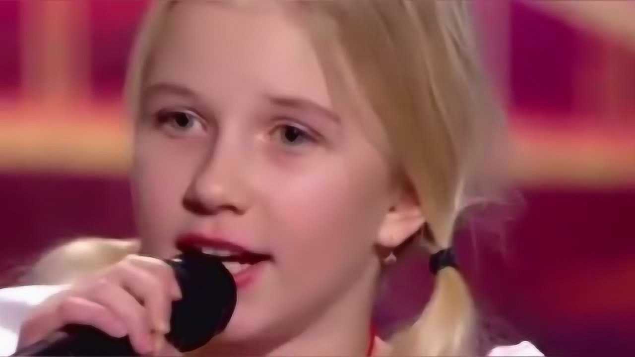 乌克兰的小女孩不仅唱歌好听而且颜值还很高真是太惊艳了