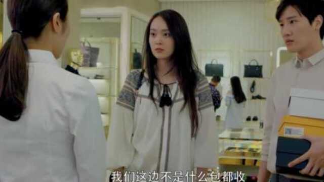 美女来名牌包包专卖店,服务员居然看不起美女,没想到拿出一堆天价名牌包!