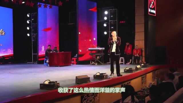 四平青年:二人转现场掌声热烈!这演员长相堪称男神!