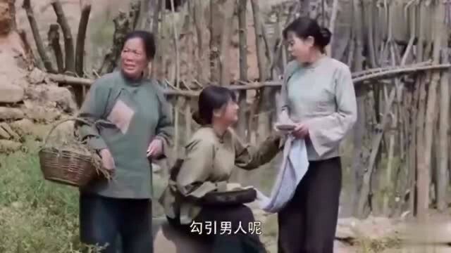 卖弄风骚,男人看直了眼,女人都恨得牙痒痒