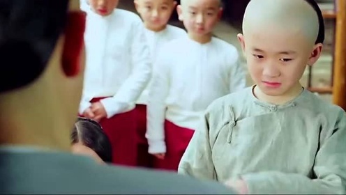 长得好看也有错了？男孩长得清秀被当众扒下裤子，被师兄弟欺负
