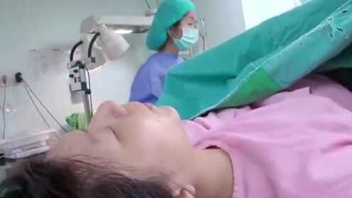 实拍妈妈是怎样生孩子的，过程让人揪心，网友：男人一定要看！
