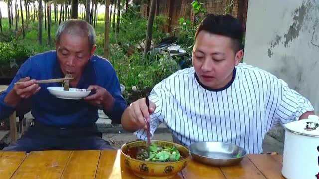 挑战江湖名菜水煮泥鳅,麻辣鲜香入味好吃,出锅那一刻我咽口水了