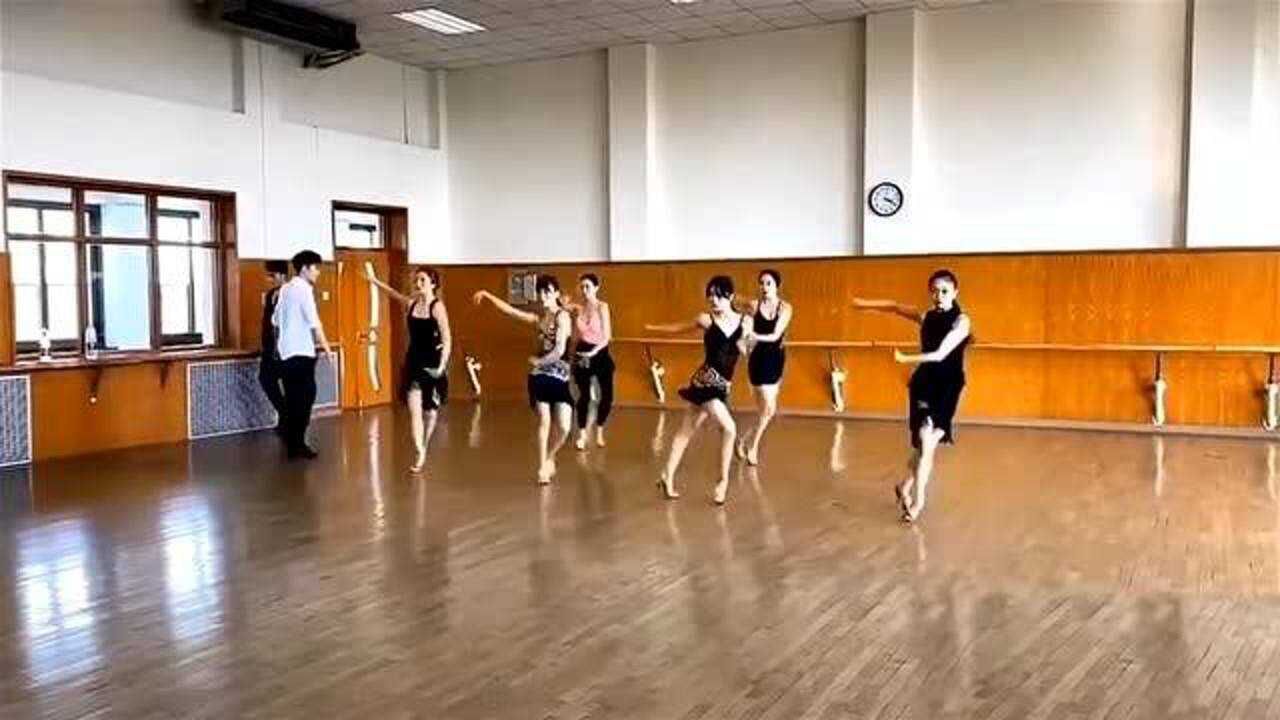 北京舞蹈学院的小姐姐们跳拉丁舞舞姿动人太迷人了