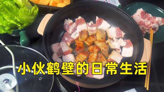 小伙晚上在鹤壁工作室,用五花肉自制烤肉,以后都不用出去吃了