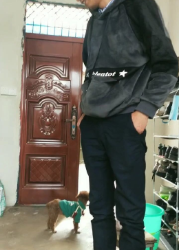 昨晚上我梦到我刚出门看到两个男人，有一个给我钱但我关住门没要啥