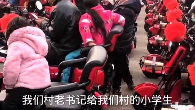 小伙实拍,河南农村老书记给村民免费发放电动小三轮车现场,一户一辆