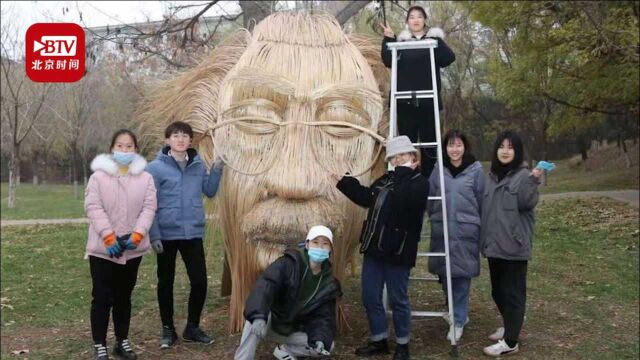 除了瘦点儿,还挺像!美院学生用100斤柳条编制爱因斯坦头像