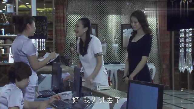 影视:美女去美容院按摩,老板瞧不起她,她拿出一张卡直接打脸