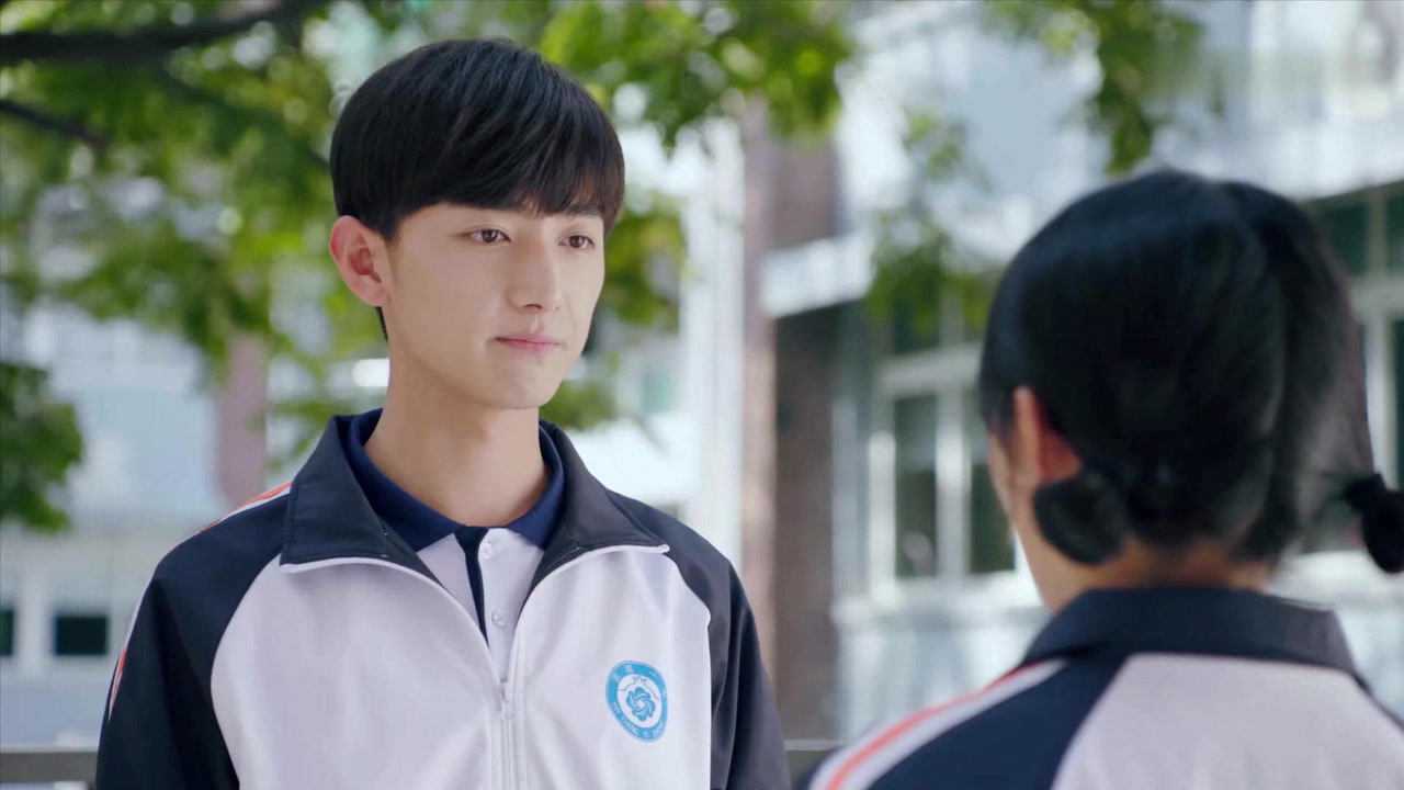 满满喜欢你小满在墙角失落因为左岸要离开还不敢讲出来