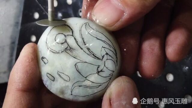 师傅将一块石头切割,打造一枚吊坠,制作过程真是过瘾