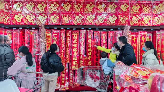 【视频】春节近,“牛元素”喜庆用品,受到市民青睐