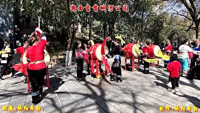 打苗鼓 庆新年 湘西吉首峒河公园苗鼓声声 一片欢腾