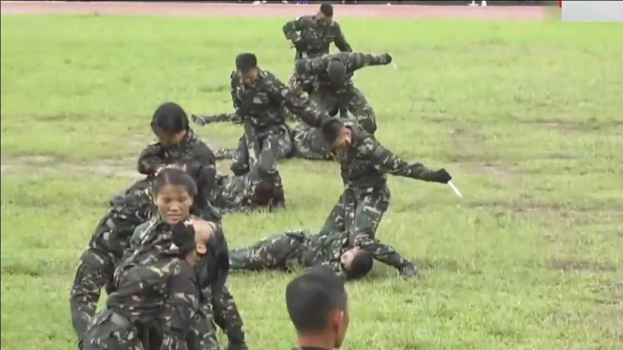 驻港部队的格斗表演女兵动作堪称经典观众又被实力秀到了