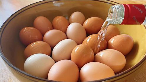 把白酒倒进鸡蛋里，这个腌鸡蛋方法好，快速流油超好吃