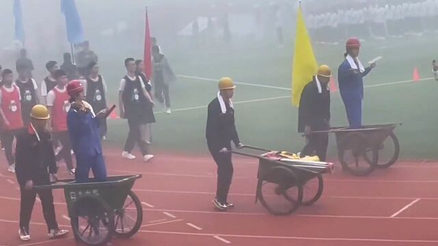 超吸睛!高校运动会建工学院学生扮农民工出场