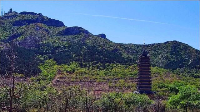 辽宁朝阳凤凰山北边一座千年大宝塔,风格独秀,塔旁竟然灯火长明